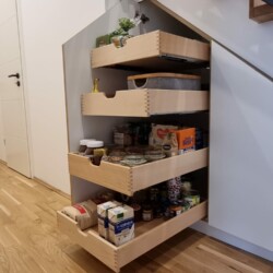 Vorratsschrank unter Treppe mit Vollauszügen