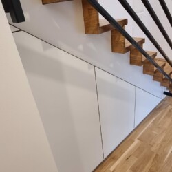 Vorratsschrank unter Treppe mit Vollauszügen