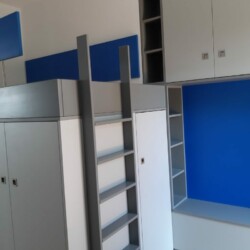 Kinderzimmer, Hochbett mit Schrank und Einbaumöbel